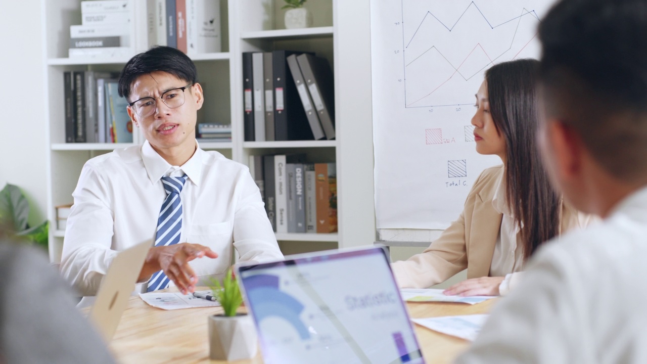 伯克希尔·哈撒韦总部大楼或巴菲特与阿贝尔合影