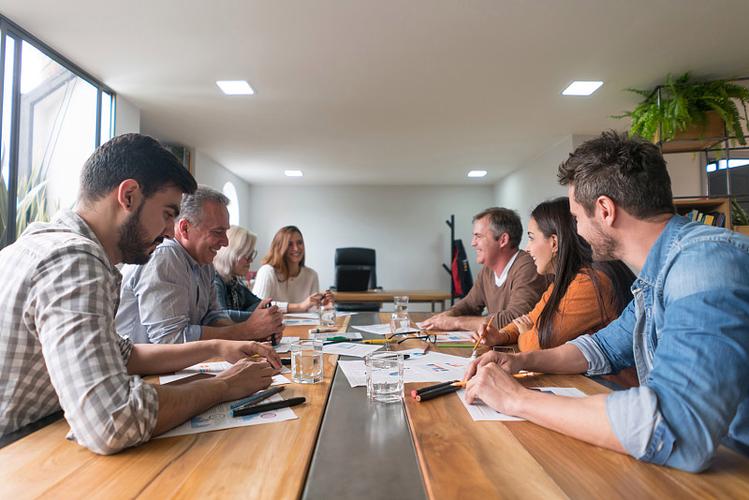 中国建材集团现代化智能工厂或数字化指挥中心场景图